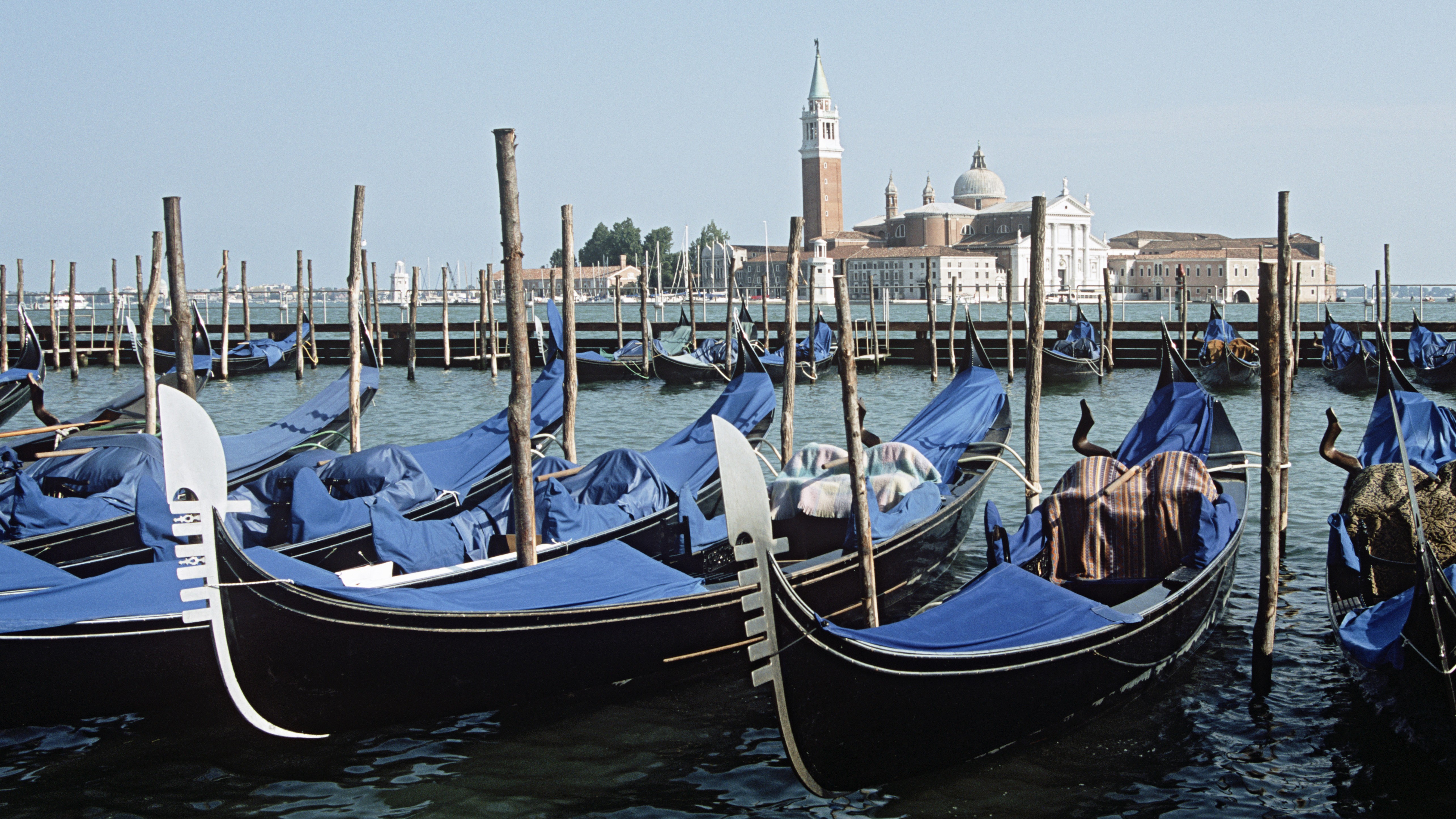 Benátky_mesta_Taliansko_gondola_gondoly_panoráma_hodiny_námestie